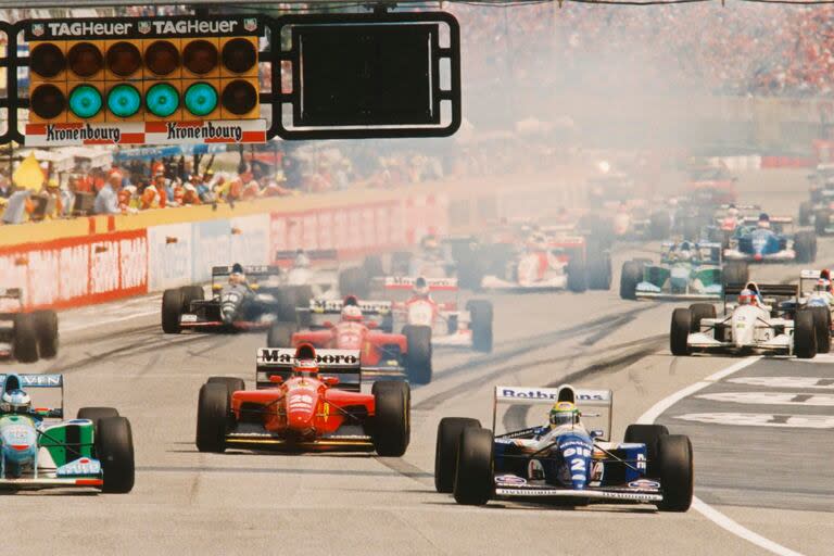 En la largada en Imola, Senna toma la delantera, con Michael Schumacher (Benetton, izquierda) como escolta; el alemán lo verá salir de la pista, ganará la carrera y no festejará en el podio.