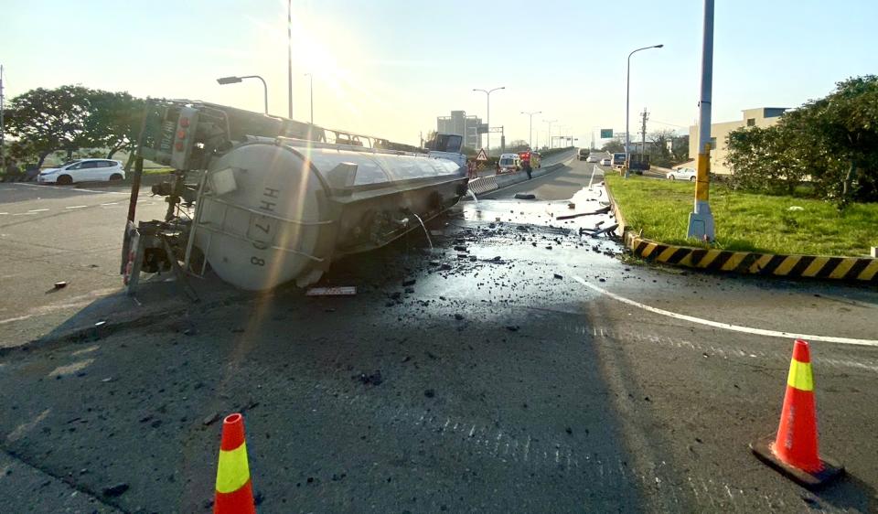 油罐車不慎翻覆油料外洩。（圖／翻攝畫面）