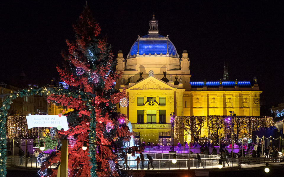Die Temperaturen im kroatischen Zagreb erreichen in der Weihnachtszeit immerhin etwa 12 Grad – aber das ist kein Grund, um auf jede Menge Christmas-Feeling zu verzichten! Ein überdimensionaler Adventskranz, ein Eislaufpark, eine "Fooling Around“-Area zum Tanzen und Flanieren und sogar eine Weihnachtstram zeigen die kroatische Version des Weihnachtsmarkts, der in den gleich drei vergangenen Jahren vom Portal "European Best Destinations“ jeweils zum besten Weihnachtsmarkt gekürt wurde. Bis zum 7. Januar, weitere Infos unter https://www.adventzagreb.hr (Bild: Getty Images)
