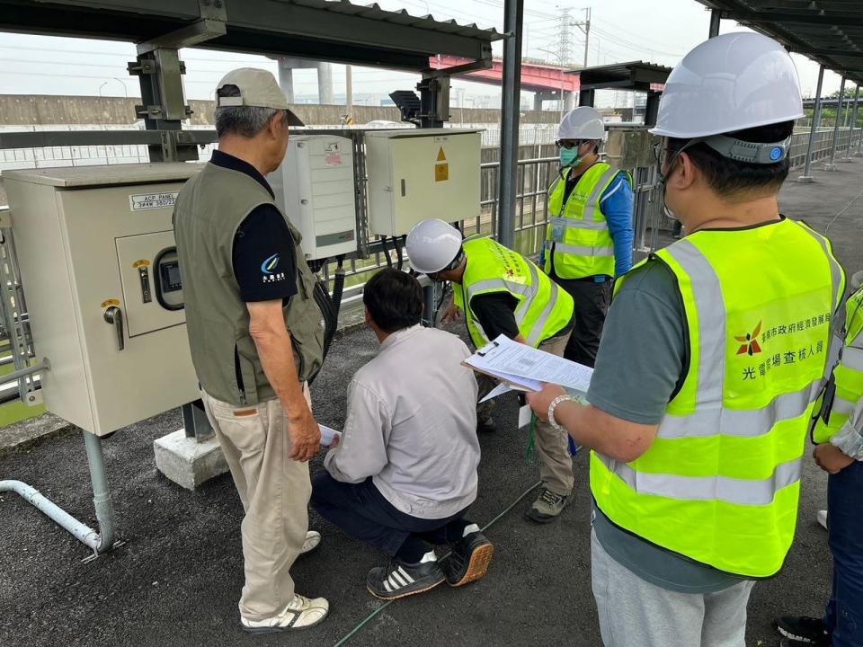 黃偉哲要求市府團隊加強光電案場稽核，監督光電案場確實依法建置。（台南市政府提供）