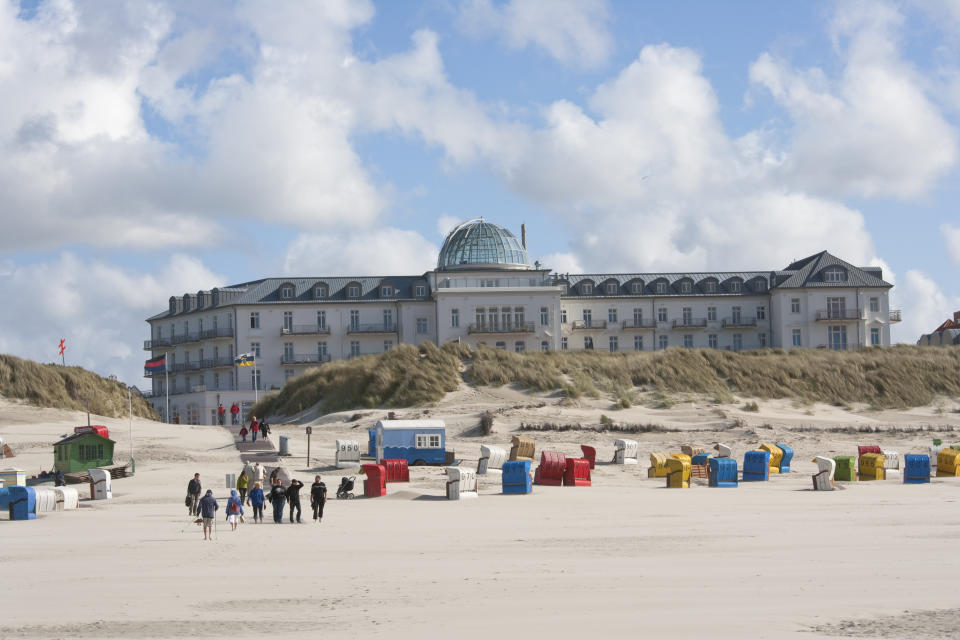 <p>Es geht aber natürlich noch teurer und dafür geht es wieder in die Nordsee. Mit 17 Kilometern ist Juist die längste ostfriesische Insel, aber nicht die teuerste. Normalerweise liegt der Quadratmeterpreis hier bei 7.000 bis 12.000 Euro, es wurden aber auch schon 13.500 ausgegeben. </p>