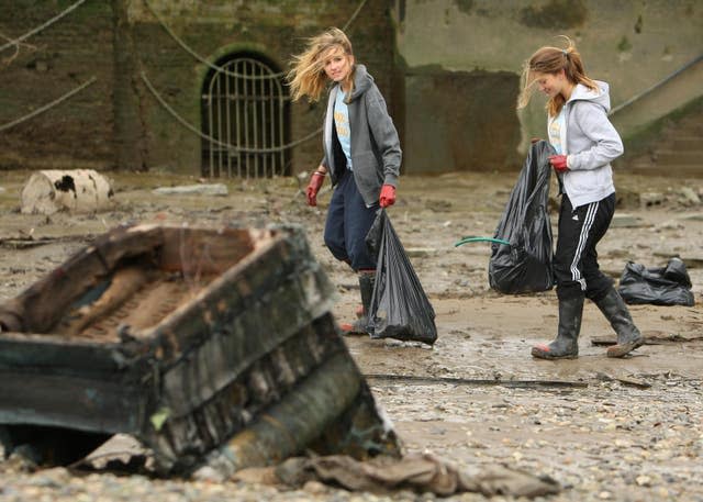 Thames bank clean-up