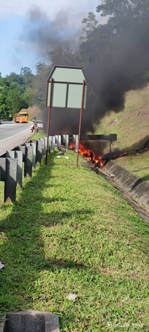 藍寶堅尼撞斷護欄衝向邊坡，車輛起火燃燒。（圖／翻攝自Jabatan Bomba dan Penyelamat Malaysia臉書）