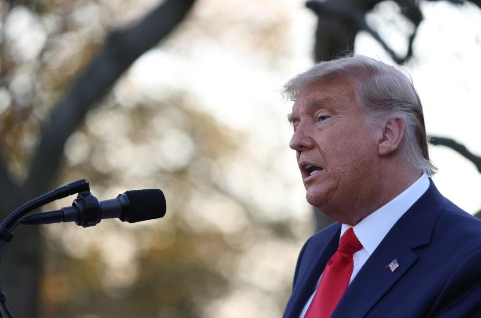 <p>Trump pidió a sus leales simpatizantes dejar de sintonizar Fox News y poner atención a OAN y Newsmax</p> (Getty Images)