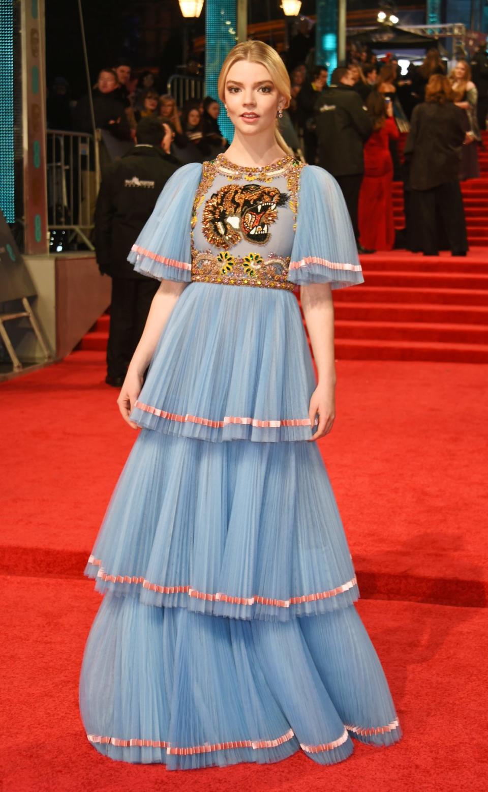 Anya Taylor-Joy 身穿 Gucci 連身裙亮相第70屆BAFTA頒獎典禮。