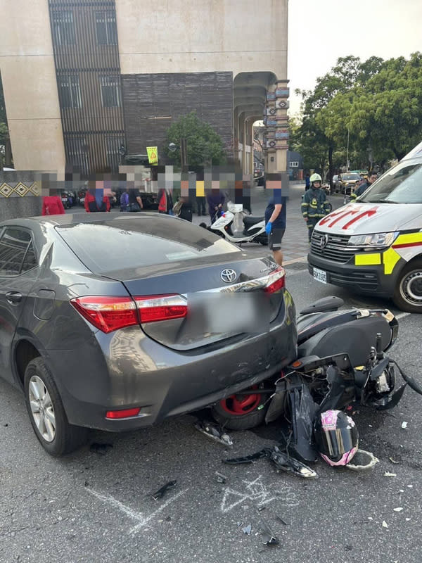 北市男駕車自撞  殃及女芭蕾舞者 台北市南港區玉成國小前日前發生一起汽車自撞橋墩 車禍，且汽車回彈後還壓傷路過陳姓女機車騎士，造 成陳女右腿骨折，其芭蕾舞工作也因此停擺。 （翻攝照片） 中央社記者黃麗芸傳真  113年2月21日 