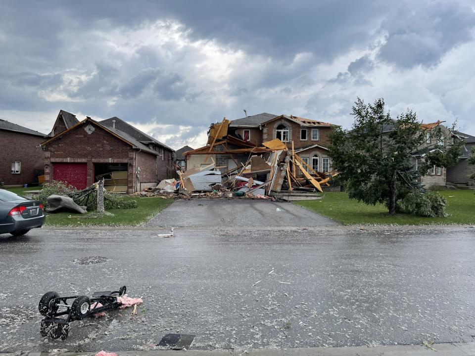 Tornado hits Barrie, Ontario residential neighbourhood