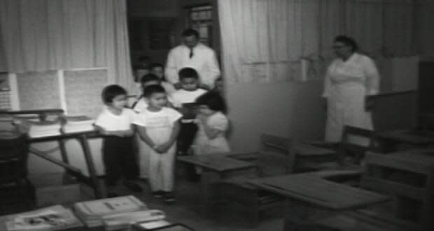 CBC footage from 1964 shows children at the Nanaimo Indian Hospital going into a classroom on the site.  (CBC Archives - image credit)