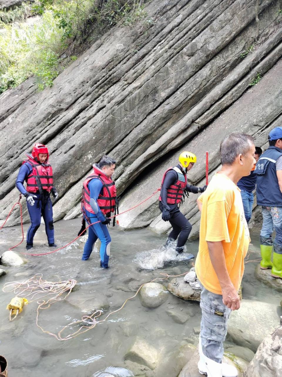 台南千層岩瀑布發生溺水事故，消防局和民間團體到場搜救。台南市消防局提供