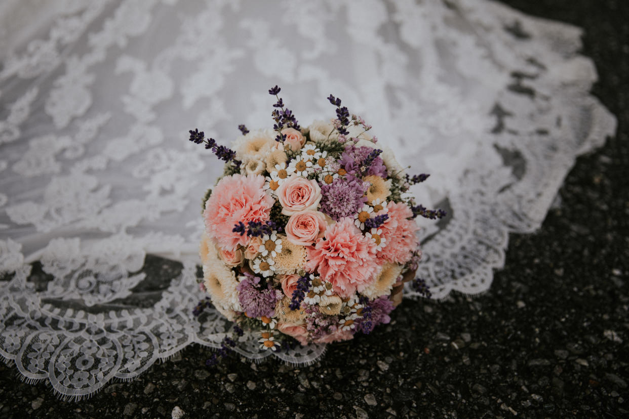 Brautkleid Brautstrauss Blumenstrauss Schleppe Spitze im Regen