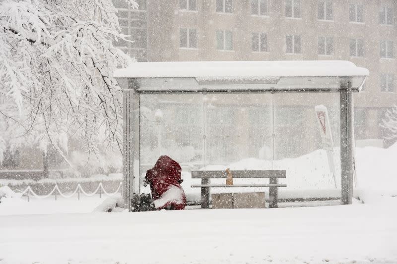 Winter storm brings heavy snow in Washington