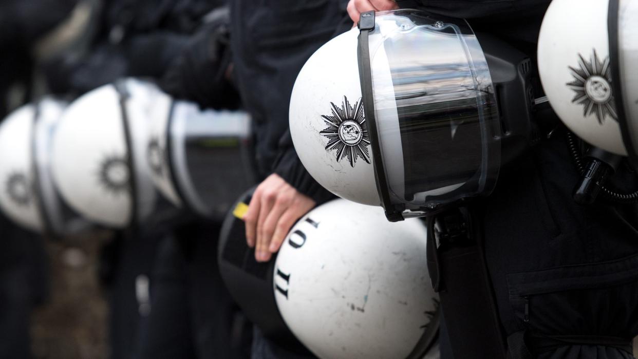 Polizisten während einer Demonstration. Foto: Marius Becker