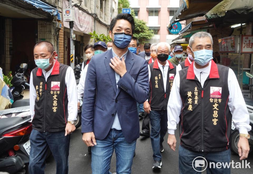 台北市長當選人蔣萬安到文昌宮參拜時，受到市民熱烈的歡迎。   圖：張良一 / 攝