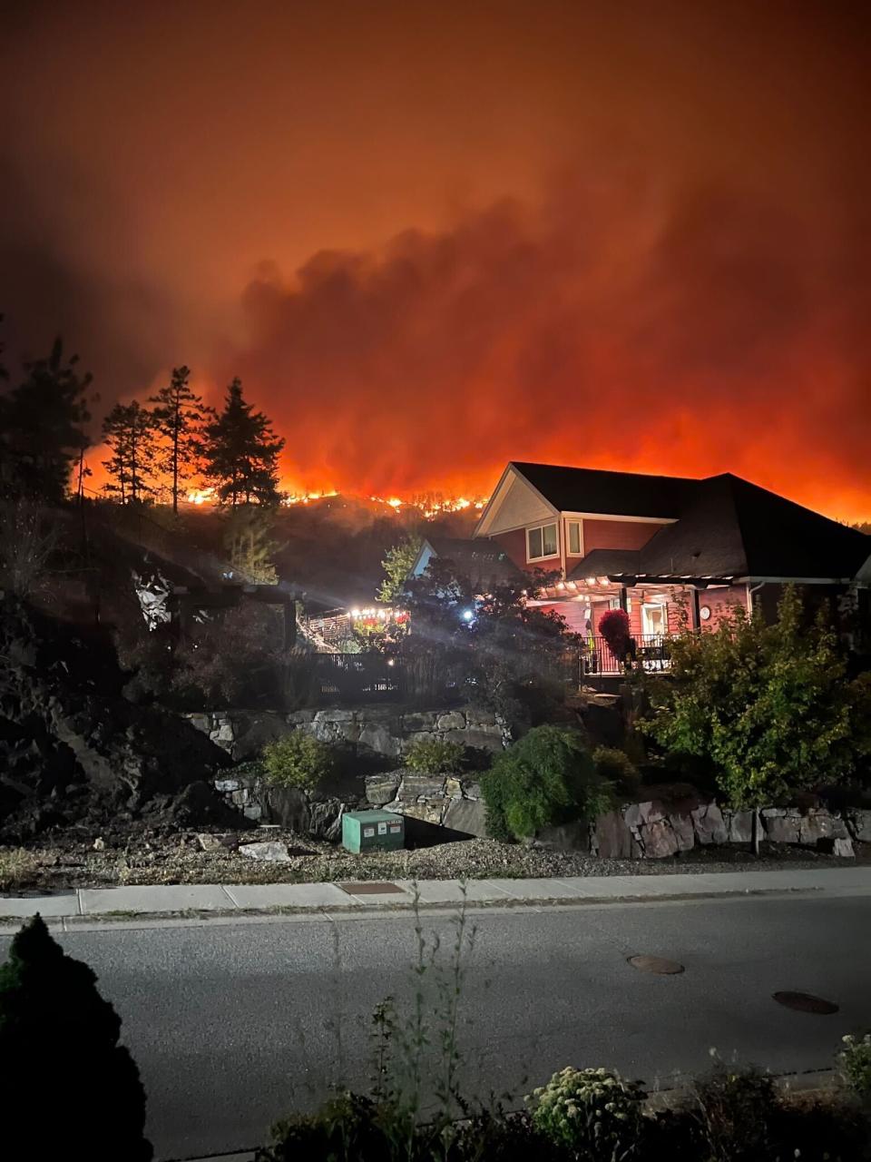 Neighbourhood in north Kelowna as wildfire nears