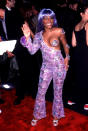 <p>Provokation pur! 1999 präsentiere Lil’ Kim das wohl legendärste VMA-Outfit aller Zeiten. Der Overall in Lila offenbarte ihre komplette Brust, die mit einem glitzernden Muschel-Aufkleber geschmückt wurde. 2013 kopierte die ehemalige Skandalnudel Miley Cyrus den Look für ihr Halloweenkostüm. (Bild: Wenn.com) </p>