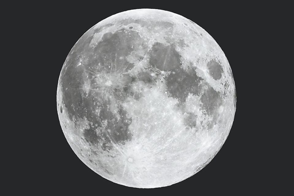 今天中秋節恰逢滿月，不但是2015年來最大的中秋滿月，更是10年來中秋月亮最圓的一次。（台北市天文館提供／蔡佩珈台北傳真）