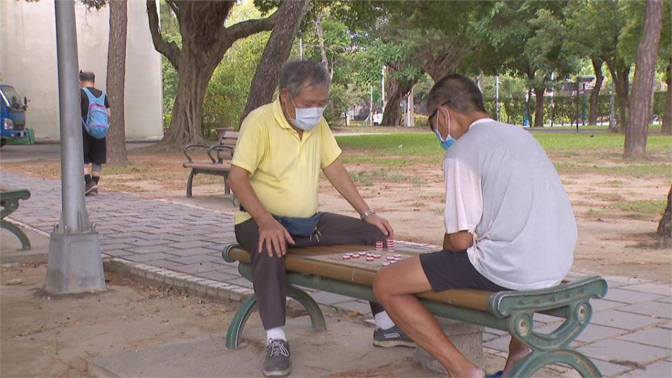 公園重啟得守防疫規定　仍見民眾邊聊邊下棋