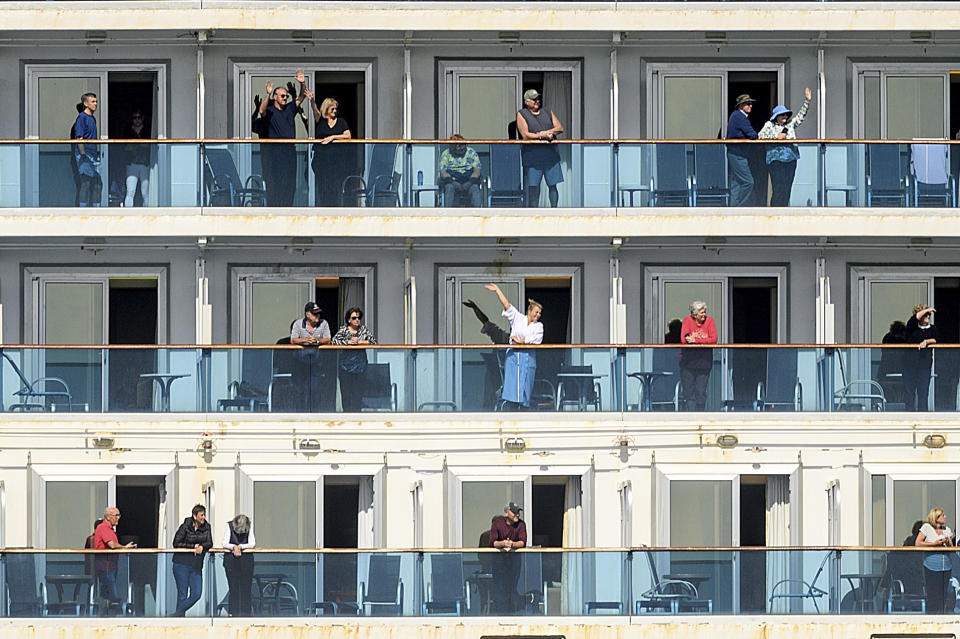 ARCHIVO - En imagen de archivo del 9 de marzo de 2020, los pasajeros a bordo del Grand Princess festejan su llegada a Oakland, California. Hace un año, el Grand Princess captó la atención del mundo entero cuando claro que la pandemia de coronavirus era una amenaza real para millones de estadounidenses. (AP Foto/Noah Berger, archivo)