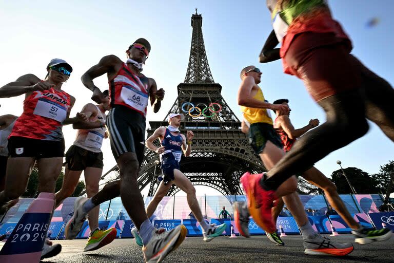 Al pie de la Torre Eiffel, los atletas compiten en la carrera masculina de 20 km de marcha 