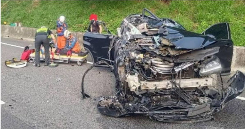 國道1號南下車禍，轎車撞擊大貨車，車體嚴重變形車頭全毀。（圖／翻攝畫面）