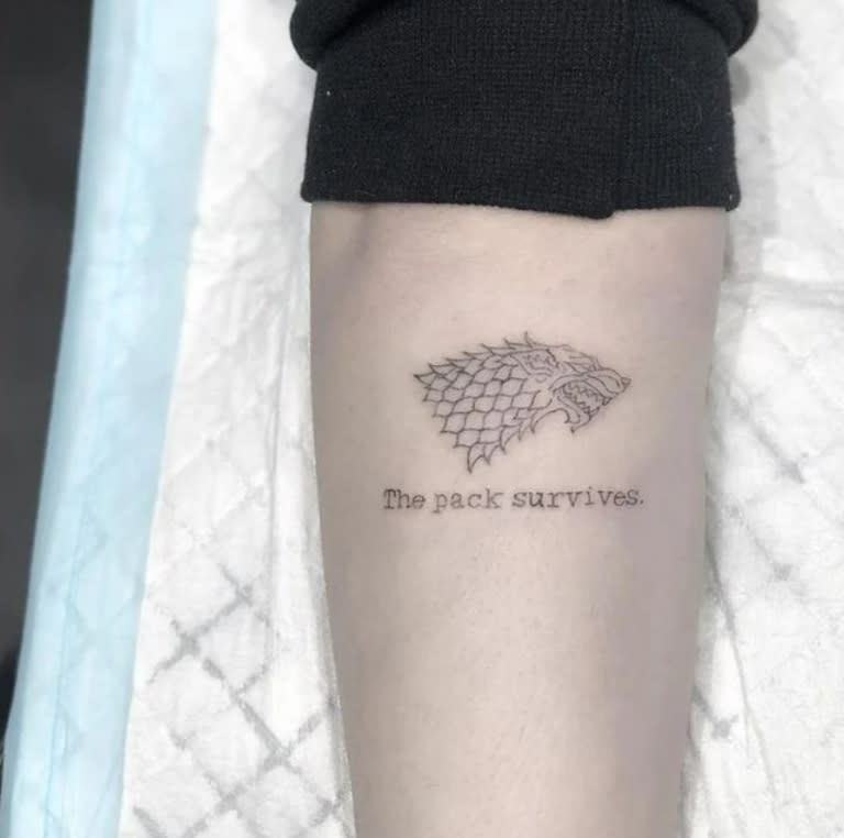 Sophie Turner se tatuó el blasón que representa a los Stark, su familia en la ficción