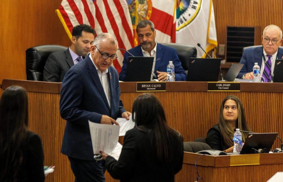 El alcalde de Hialeah, Estevan Bovo Jr. durante la reunión del concejo municipal del martes 24 de octubre de 2023 donde fue informado de la demanda en su contra presentada por el concejal Bryan Calvo, fotografiado a sus espaldas.