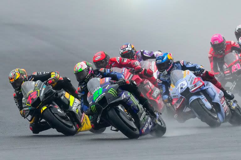 En grupo y bajo la lluvia, la cabeza de la carrera desanda el circuito internacional de Termas de Río Hondo en la última visita del MotoGP a la Argentina, en 2023.