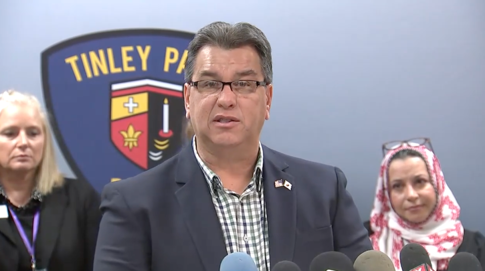 Tinley Park mayor Michael Glotz speaks at a press conference (WLS)