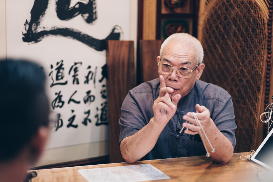 Grandmaster Chew in a Bazi consultation session.