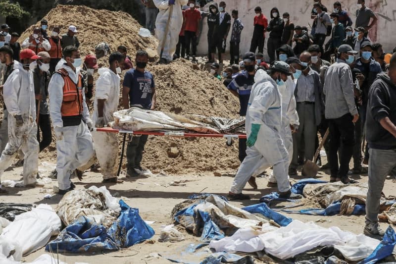 Palestinian health workers unearth bodies of Palestinians buried in Nasser Hospital compound, after the Israeli Defense Forces (IDF) withdrew from the area in Khan Yunis, southern Gaza Strip. Omar Naaman/dpa