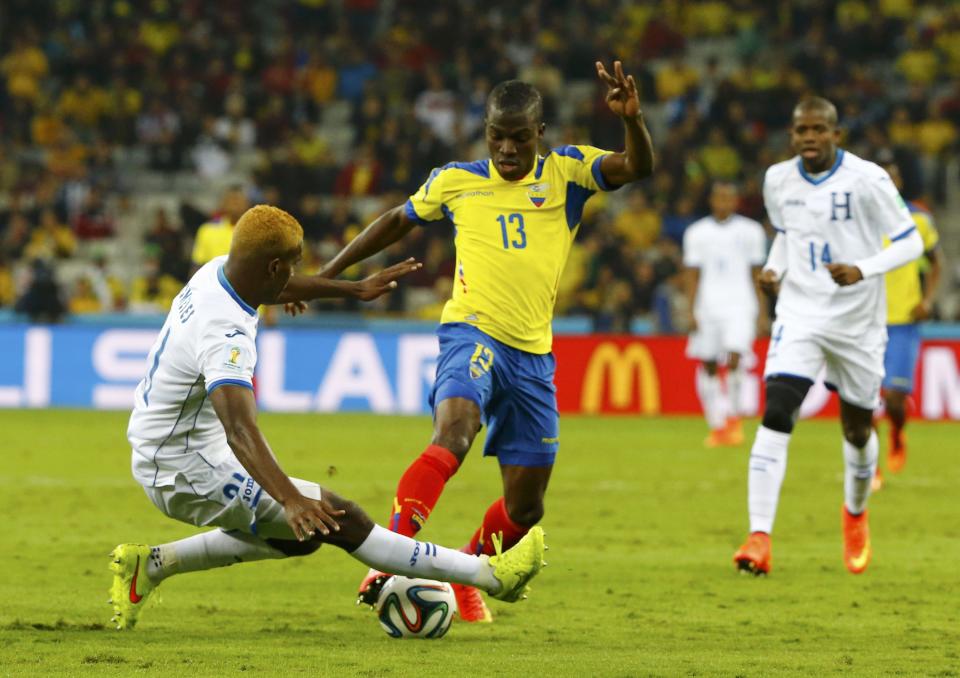 Brayan Beckeles of Honduras (L) fights for the ball with Ecuador's Enner Valencia during their 2014 World Cup Group E soccer match at the Baixada arena in Curitiba June 20, 2014. REUTERS/Stefano Rellandini (BRAZIL - Tags: SOCCER SPORT WORLD CUP)