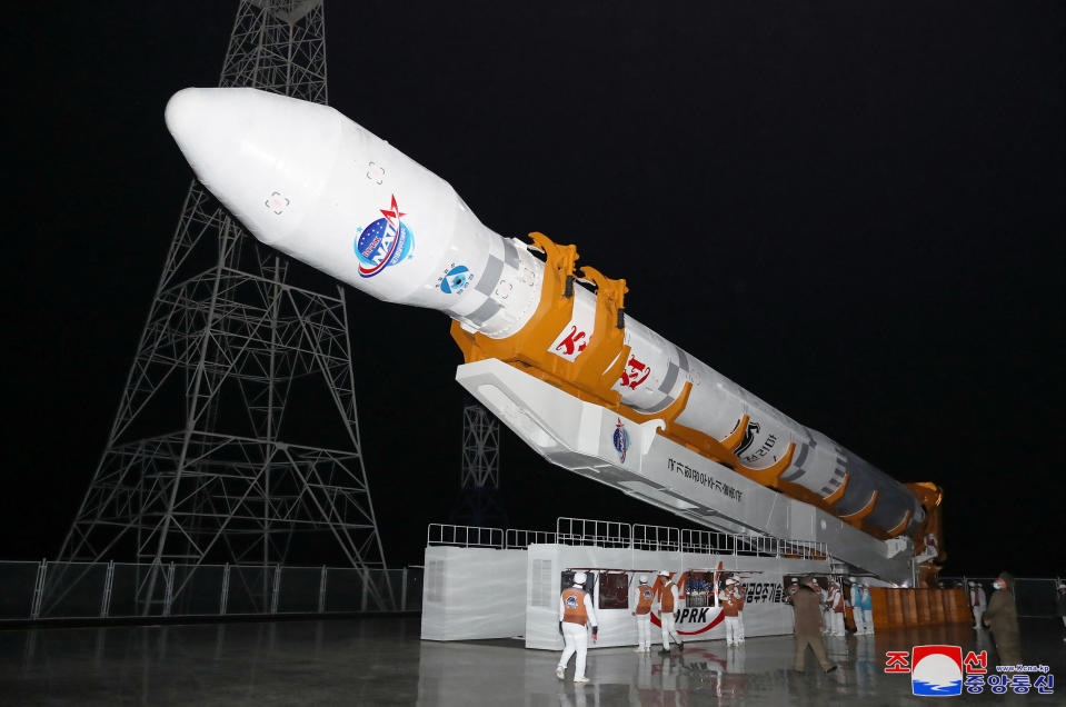 北韓中央通信社（KCNA）報導，北韓表示將派送更強大武裝部隊和最新武器至兩韓邊界；而前一天，首爾中止了一部分的2018年兩韓軍事協議，用以抗議平壤發射偵察衛星。圖為21日KCNA提供搭載偵察衛星火箭準備發射的畫面。（KCNA／路透社）