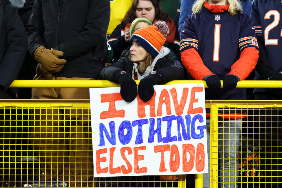 Een fan van Chicago Bears zit op de tribune tijdens het tweede kwart van de wedstrijd tegen de Green Bay Packers op Lambeau Field in Green Bay, Wisconsin, op 7 januari 2024. (Eileen T. Meslar/Chicago Tribune/Tribune News Service via Getty Images )