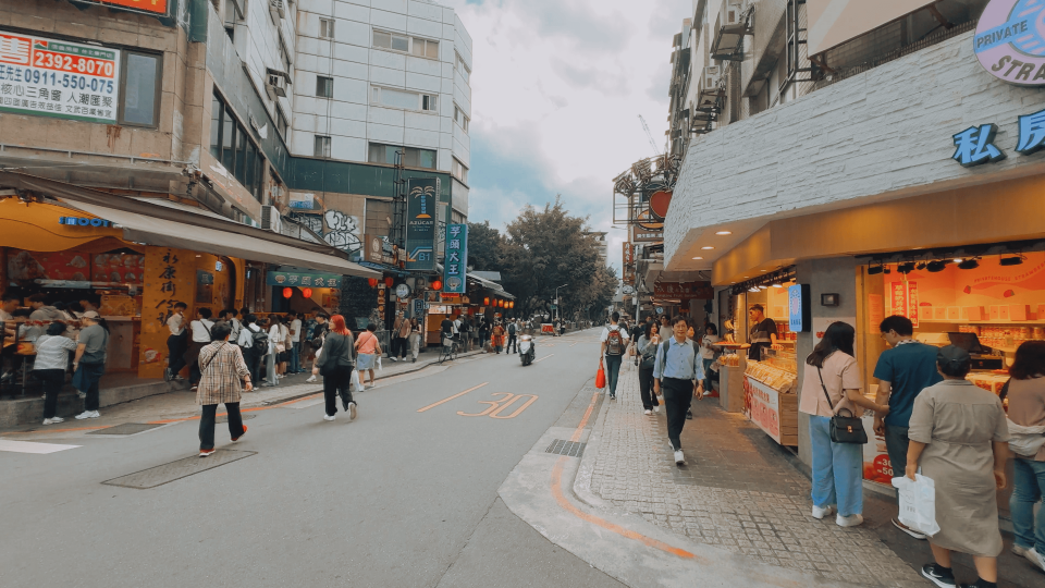 永康商圈包含永康街、麗水街和金華街一帶，街道兩側商店林立，為當地帶來不少人潮與錢潮。（鏡新聞）