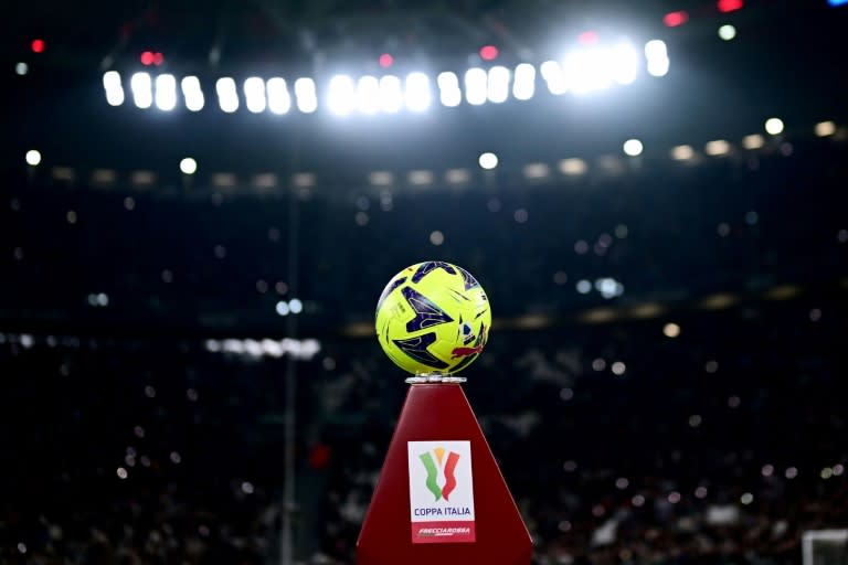 Le ballon officiel de la Coupe d'Italie photographié le 4 avril 2023 à Turin (Marco BERTORELLO)