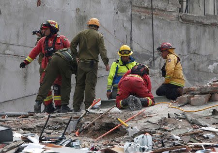 Members of Israeli and Mexican rescue teams search for survivors in the rubble of a collapsed building after an earthquake in Mexico City, Mexico, September 21, 2017. REUTERS/Henry Romero