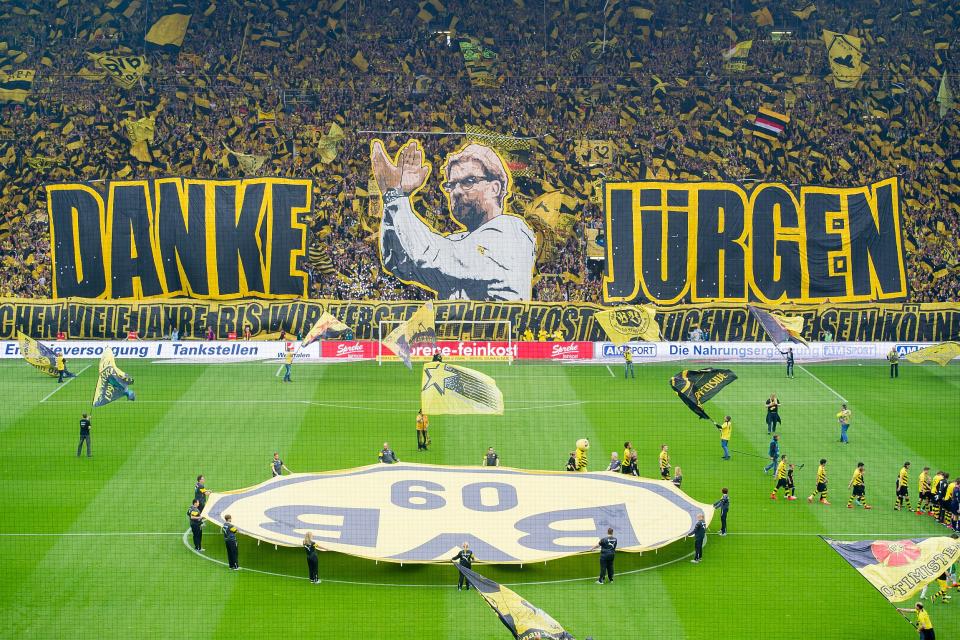 Emotional war auch der Abschied von Jürgen Klopp beim BVB. Von 2008 bis 2015 trainierte der Trainerliebling der Nation den Revierklub und führte ihn unter zu zwei Meisterschaften, einem DFB-Pokal und ins Finale der Champions League. Am Ende bedankten sich die Dortmund-Fans mit einer besonders emotionalen Fan-Choreo.