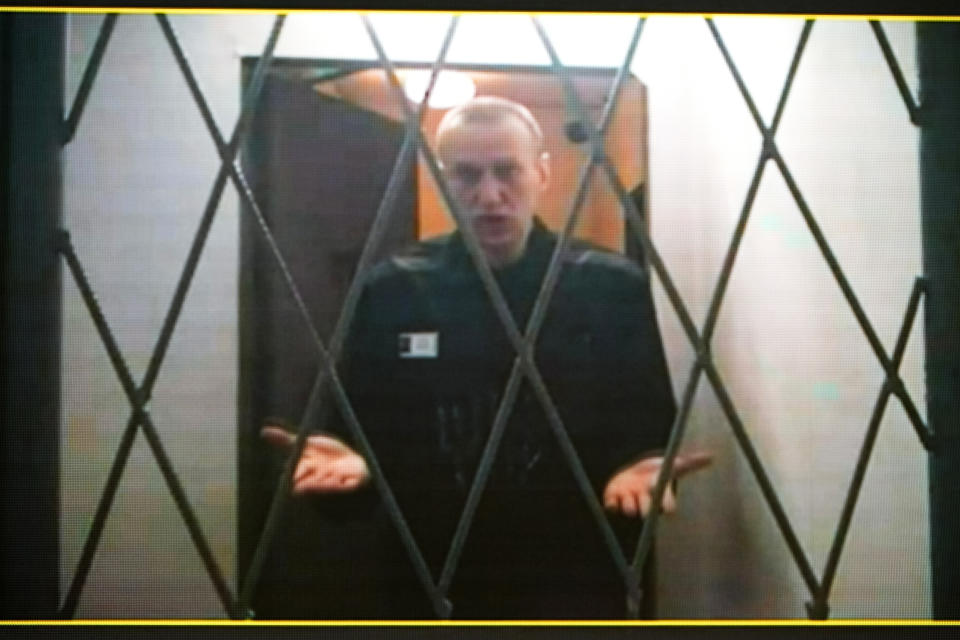 Alexej Nawalny, Oppositionspolitiker aus Russland, ist per Videolink aus der arktischen Strafkolonie zu sehen (Bild: Alexander Zemlianichenko/AP)