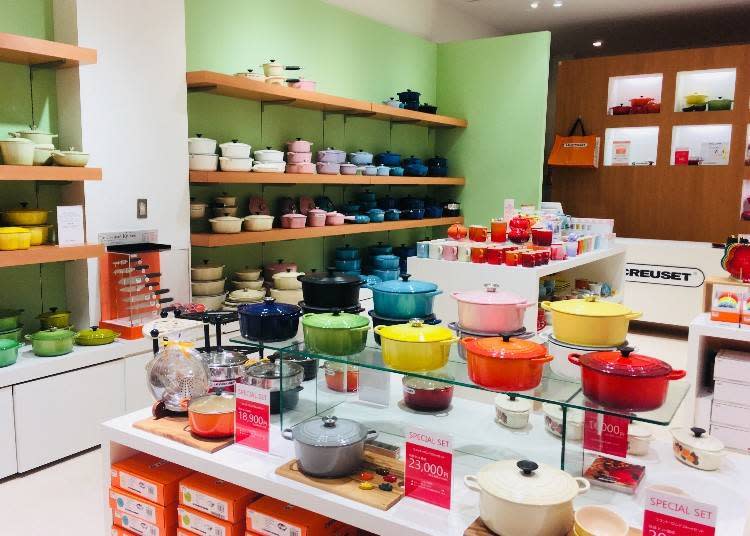 堅固耐用並且色彩繽紛相當可愛的「LE CREUSET」在商場內Global Mall的1樓。這樣的展示只有在專門店能看到。