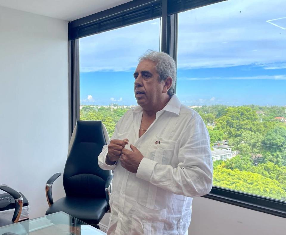 Alfonso Larrea, fundador de Evexcon SRL, una empresa privada en Cuba que se especializa en la planificación de eventos, habla con un grupo de empresarios cubanos en Ready2Go en Hialeah, una agencia de viajes que albergará una oficina que brindará servicios comerciales a los dueños de negocios que visiten Miami.