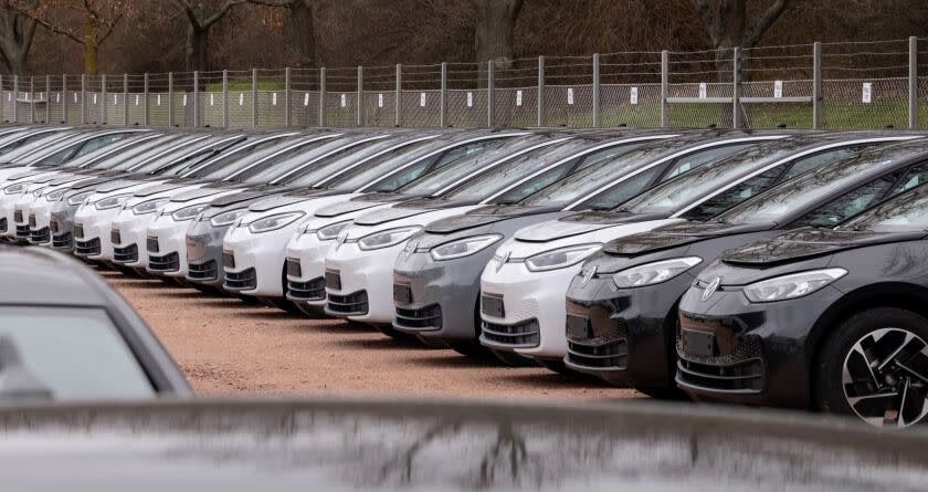 ARCHIVO - La foto del 25 de febrero de 2020 muestra autos eléctricos ID.3 en la planta de Volkswagen AG en Zwickau, Alemania. Volkswagen triplicó sus ventas de autos eléctricos desde que su compacto ID.3 salió a la venta anticipándose a nuevas normas estrictas sobre emisiones. (AP Foto/Jens Meyer, file)