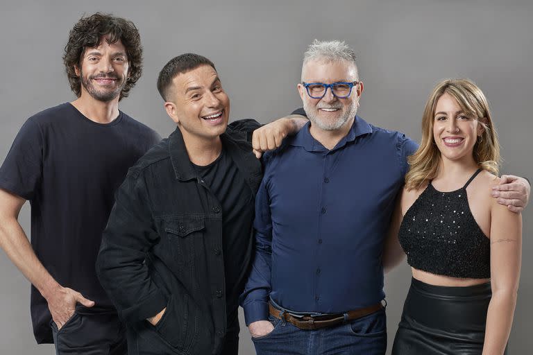 Los protagonistas de la nueva versión de Kinky Boots con su director Ricky Pashkus