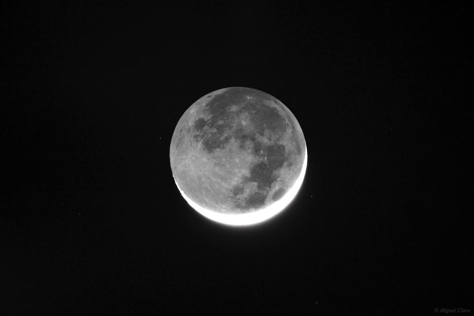 Miguel Claro recently posted to Space.com this beautiful image of the moon and Earthlight taken from Almada, Portugal, on February 1, 2014.  full moon,