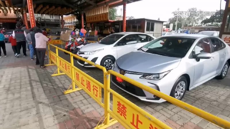 除了大獎的兩輛轎車，廟方也準備了新款手機作為獎品，獲得民眾熱情響應。