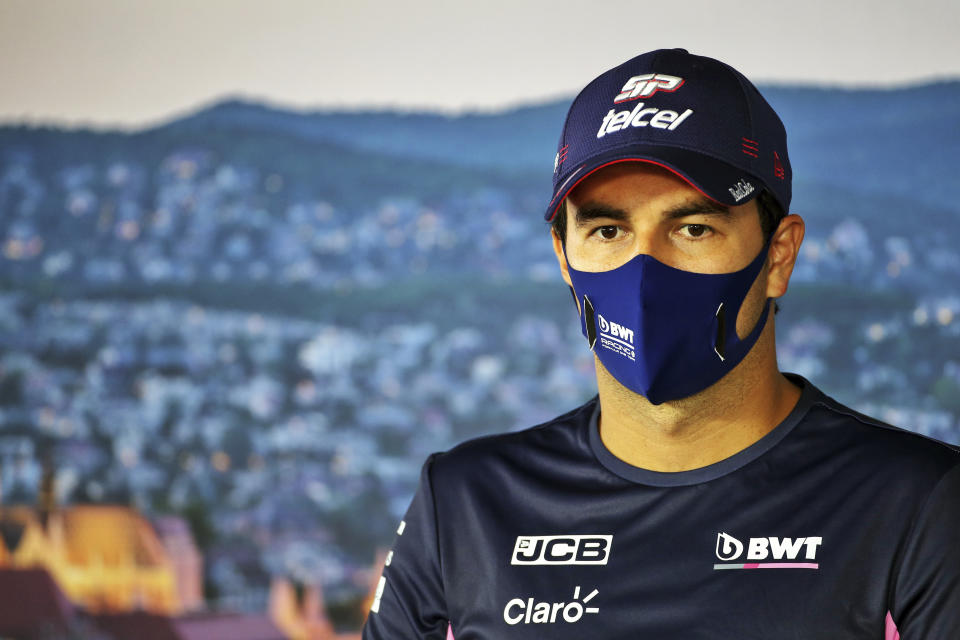 El piloto mexicano Sergio Pérez de Racing Point durante una rueda de prensa en el circuito Hungaroring en Mogyorod, Hungría el jueves 16 de julio de 2020. (FIA Pool vía AP)