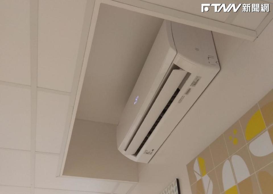 一台冷氣直接塞在天花板的格子裡，這個裝法會讓冷氣前方的迴風空間不足，不但影響到冷房效果還耗電。（圖／「裝潢DIY研究室」臉書）