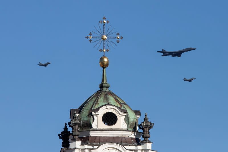 USAF B-1B bomber flies over Vilnius