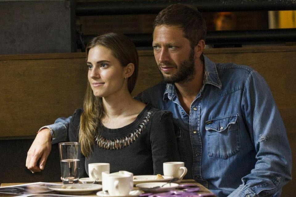 Allison Williams as Marnie Michaels and Ebon Moss-Bachrach as Desi Harperin in Girls