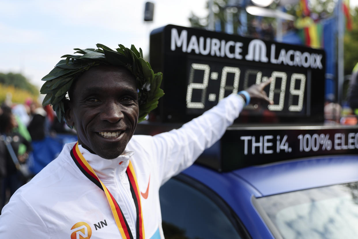 Eliud Kipchoge posa tras batir el récord mundial de maratón en Berlín. Imagen: AP Photo/Christoph Soeder.