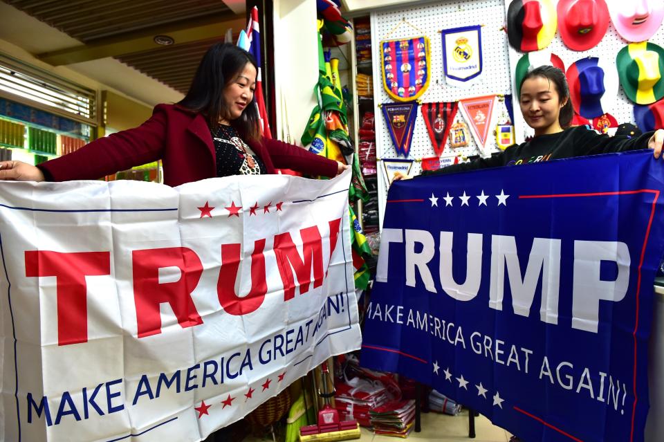 En el mercado de Yiwu se adaptan rápidamente a las necesidades del mercado. Un buen ejemplo es esta foto en la que aparecen dos mujeres en un puesto en el que se vendían telas de apoyo a Donal Trump durante las elecciones del 2016. Foto: VCG/VCG via Getty Images